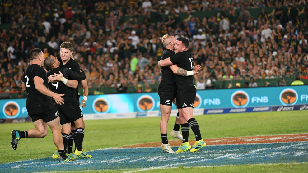 Los jugadores neozelandees celebran su triunfo