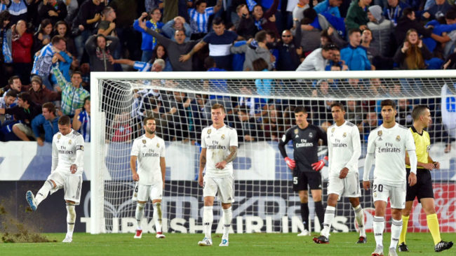 Los jugadores del Real Madrid, tras el gol recibido.