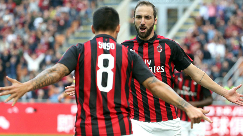 Suso e Higuan celebran uno de los goles del Milan al Chievo