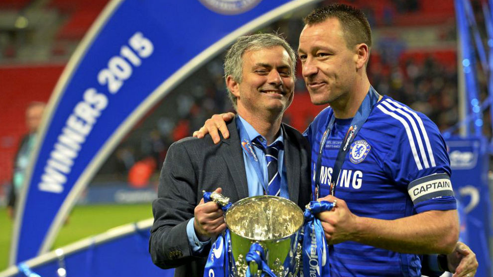 Terry celebra con Mourinho la conquista de la Copa de la Liga.