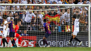 Garay celebra el gol que deja al Barcelona sin liderato.