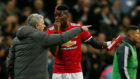 Mourinho habla con Pogba en un partido del Manchester United.