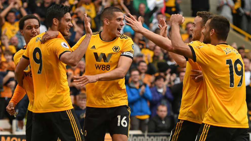 Los jugadores del Wolverhampton celebran un gol de Ral Jimnez.