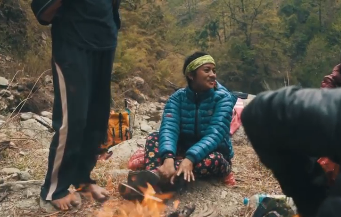 Imagen del trailer del documental en Nepal