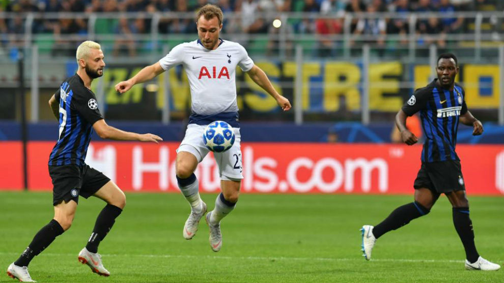 Eriksen controla un baln en presencia de Brozovic contra el Inter.