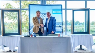 Francis Van Eeckhout, CEO de Deceuninck, junto al director de...