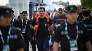 Federer se dirige a su entrenamiento rodeado de seguridad
