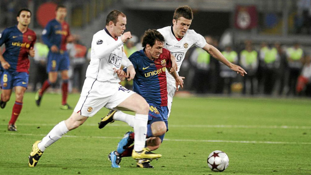 Carrick fights for the ball with Messi and Rooney.