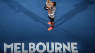 Federer, con el ltimo trofeo de Australia