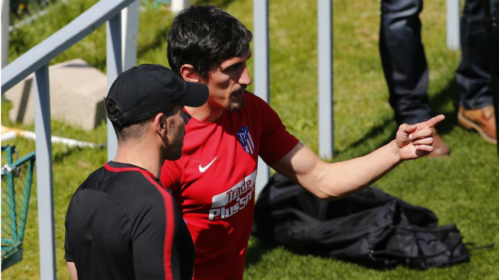 Savic charla junto a Simeone en un entrenamiento.