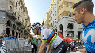 Alejandro Valverde, en Saronno, antes de la salida de Tre Valli...