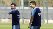 Messi sonre con Surez en un entrenamiento.