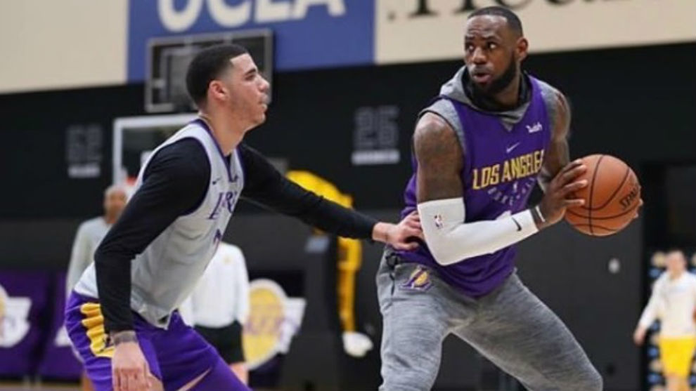 LeBron James y Lonzo Ball durante un entrenamiento de los Lakers