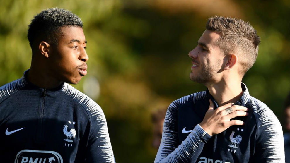 Lucas Hernández jokes with Kimpembe at France training