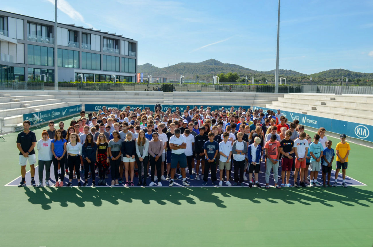 Jugadores y entrenadores de la Rafa Nadal Academy con todo el personal...