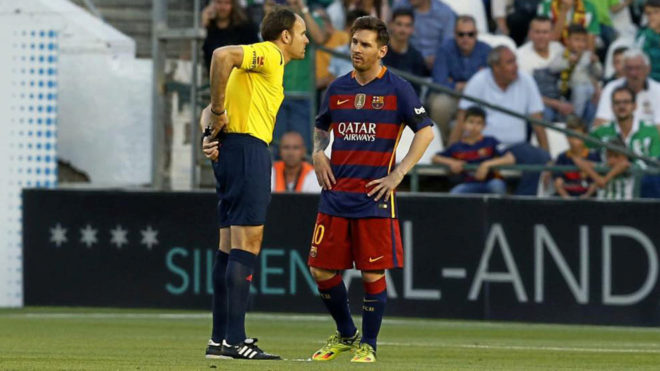 Mateu Lahoz junto a Leo Messi.