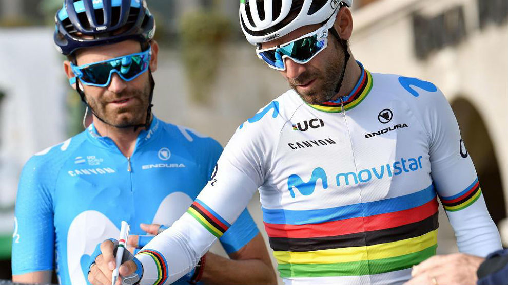 Alejandro Valverde firma la hoja de salida de Il Lombardia junto a su...