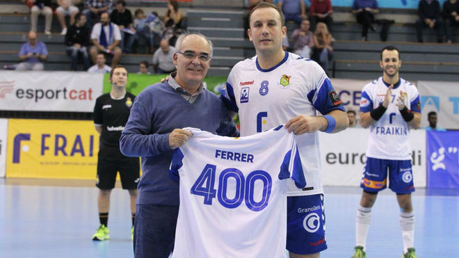 El jugador del Granollers, lvaro Ferrer, es homenajeado por su 400...