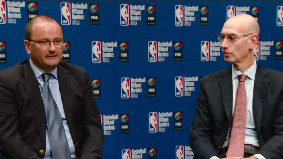 Patrick Baumann, junto a Adam Silver, comisionado de la NBA.