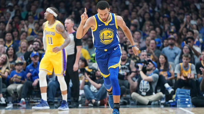 Stephen Curry celebra uno de sus triples anotados ante los Lakers