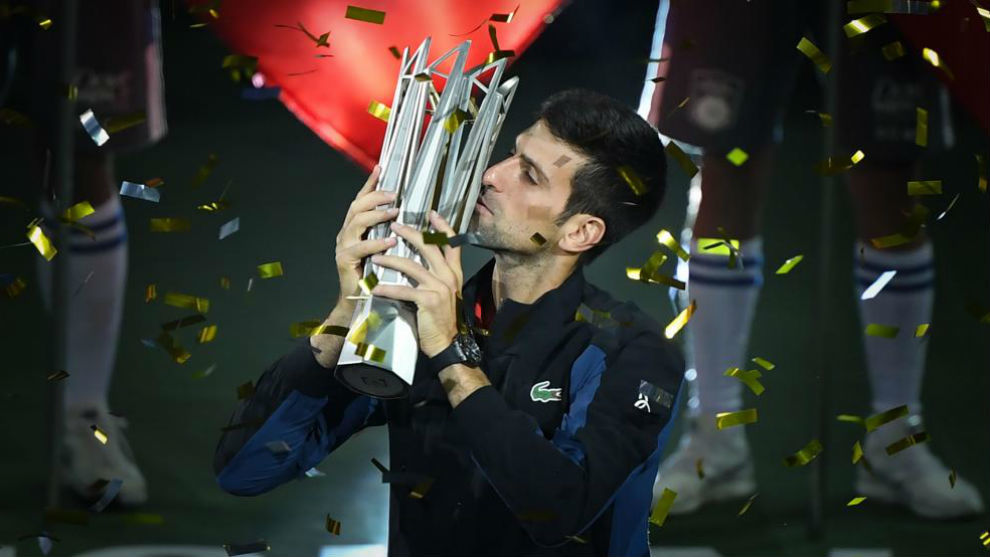 Djokovic besa el trofeo de Shangi