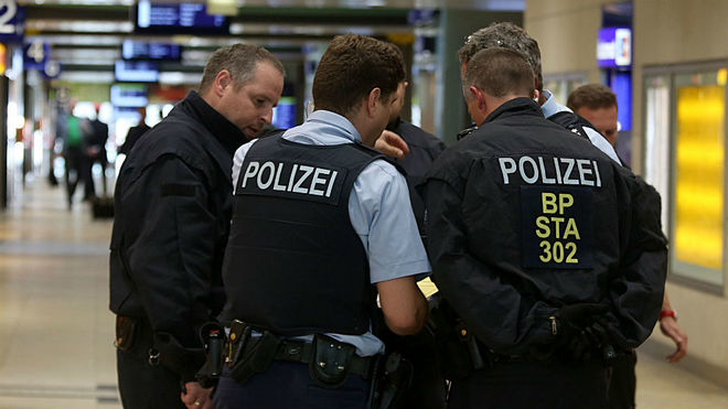 La polica alemana conversa en la estacin de Colonia durante la...