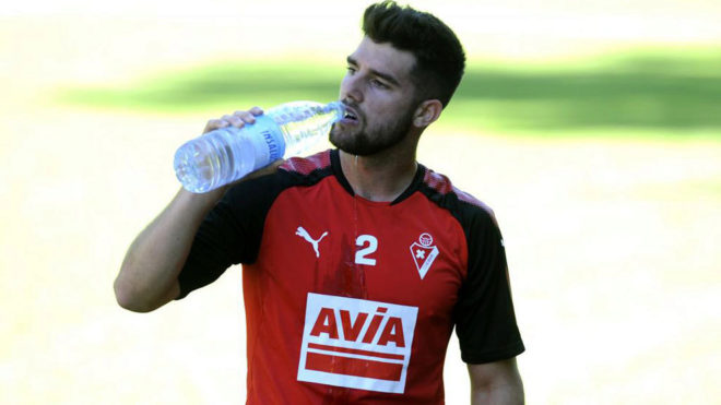 Jordi Calavera se refresca durante un entrenamiento del Eibar.