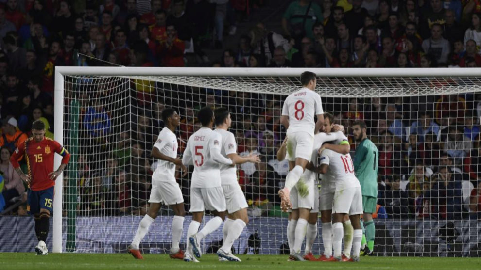 Los futbolistas de Inglaterra celebran uno de los goles en el Benito...
