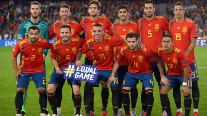Spain&apos;s players pose before the UEFA Nations League football match...