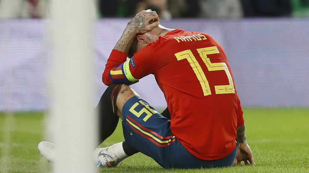 Sergio Ramos se lamenta durante el choque ante Inglaterra