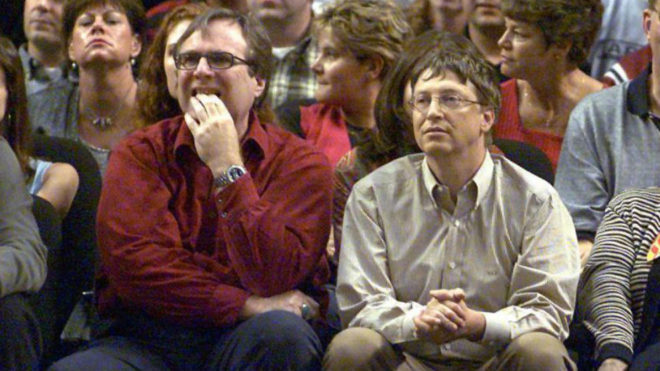 Paul Allen (izquierda) junto a Bill Gates en 2000 en un partido de los...