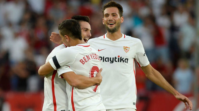 Ben Yedder, Sarabia y Franco Vzquez celebran un gol del Sevilla.
