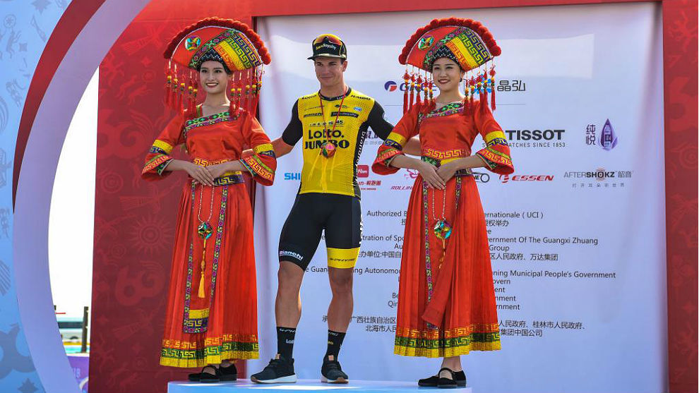 Dylan Groenewegen, en el podio con dos azafatas de la carrera china.
