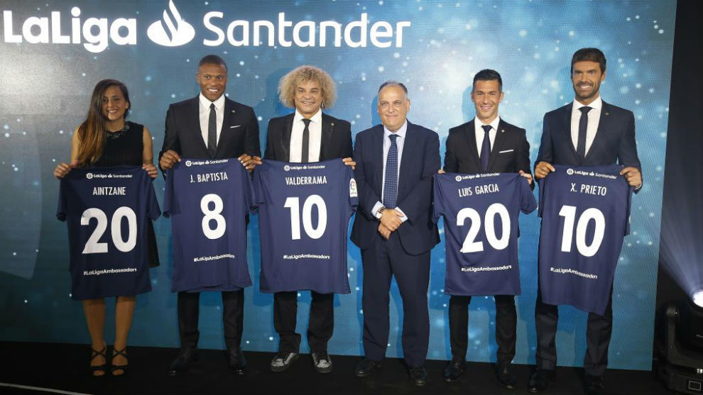 Los nuevos embajadores de LaLiga Santander, junto a Javier Tebas.