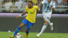 Neymar trata de avanzar ante la oposicin Argentina.