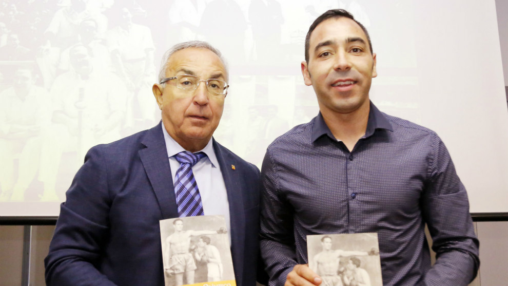 Alejandro Blanco, presidente del COE, con Jorge Garca, autor de...