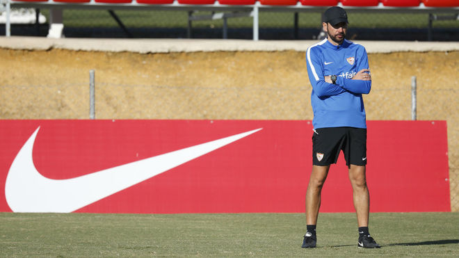 Pablo Machn oversees Sevilla training.