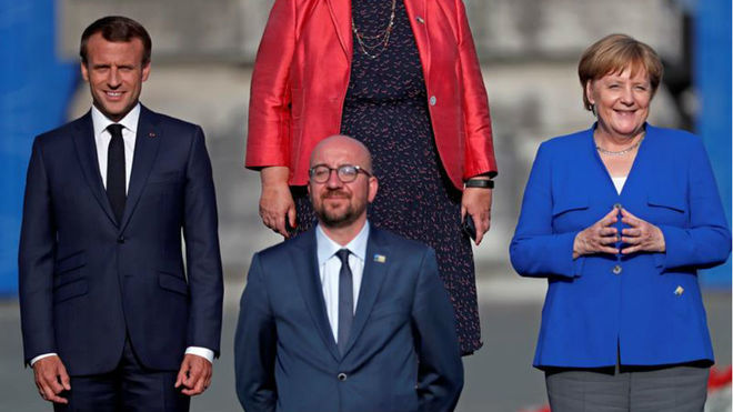 Merkel, Macron y Michel se van a un bar de Bruselas tras la cumbre