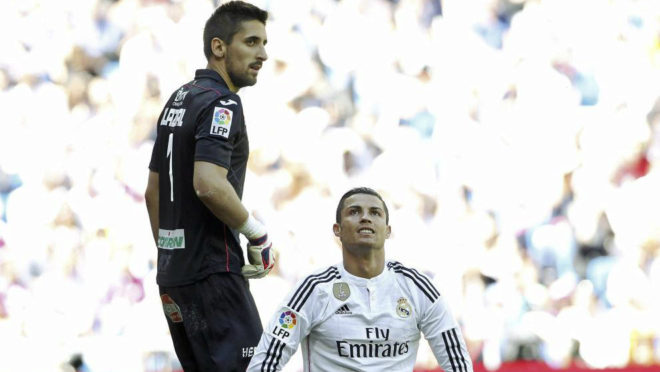 Oier junto a Ronaldo durante el Madrid-Granada de 2014-15