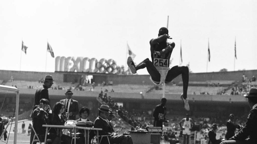 Bob Beamon en el salto previo al salto en Mxico &apos;68.