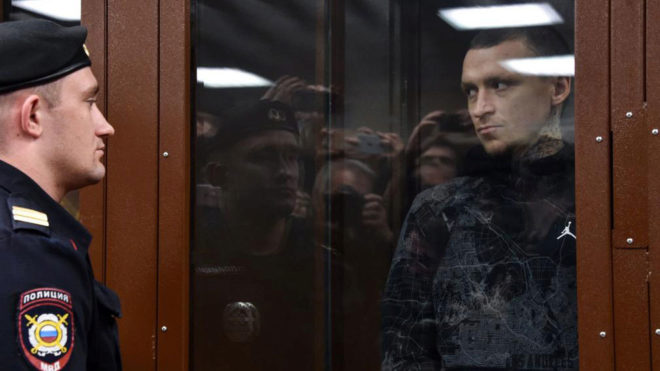 Pavel Mamev, jugador del Krasnodar, custodiado por un polica ruso.
