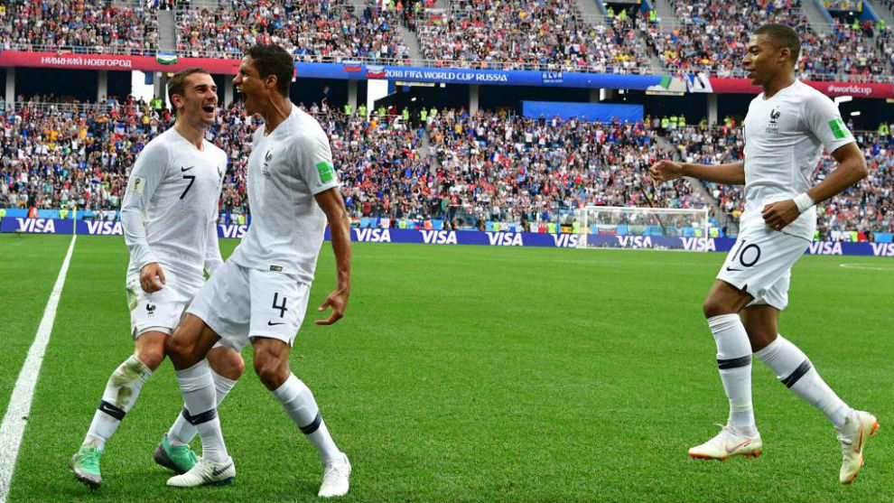 Varane celebra su gol en el Mundial con Francia junto a Griezmann y...