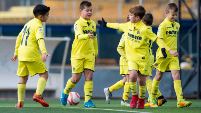 Nios de la escuela del Villarreal, durante un partido.
