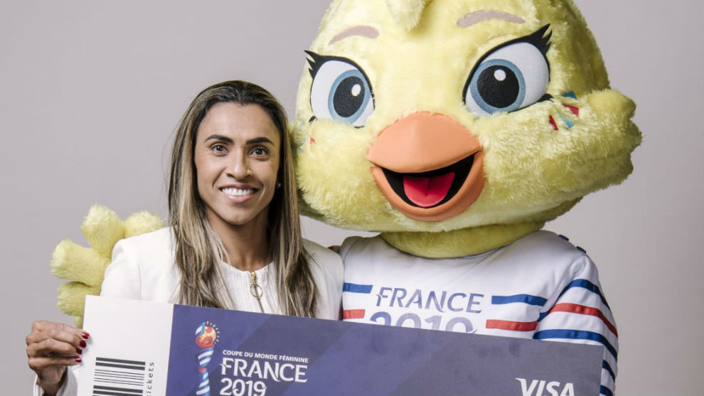 Marta Vieira da Silva posa con Ettie, la mascota del Mundial.