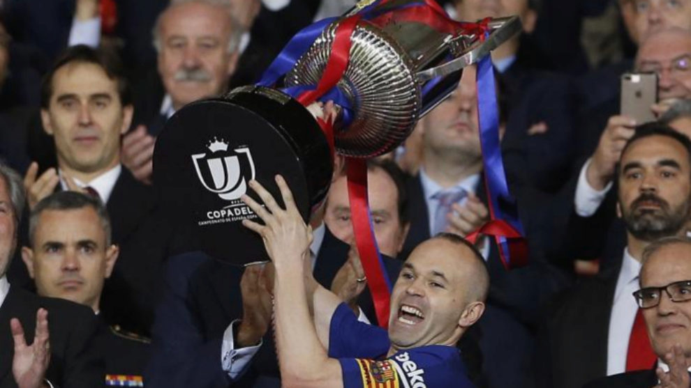 Andrs Iniesta levanta la ltima Copa del Rey del Bara.