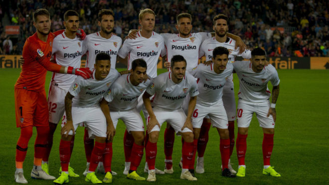 Los jugadores del Sevilla, en el Camp Nou.
