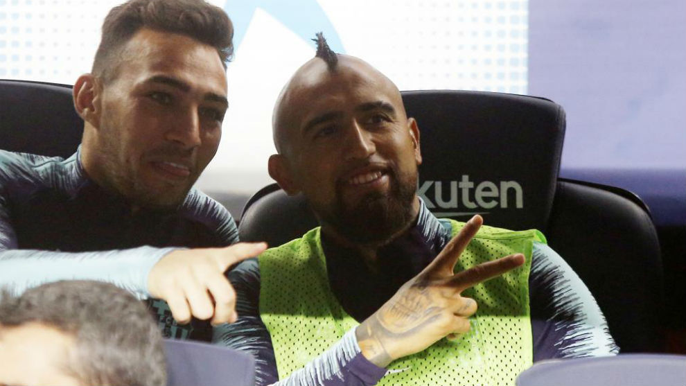 Munir and Arturo Vidal, on the bench against Sevilla.