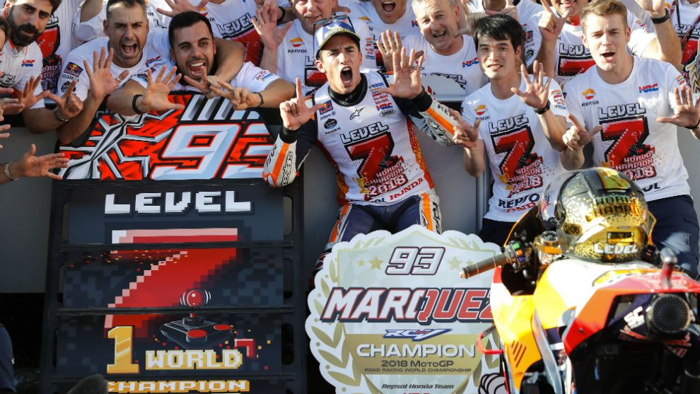 Marc Mrquez, celebrando con todos los miembros de Honda su sptimo...
