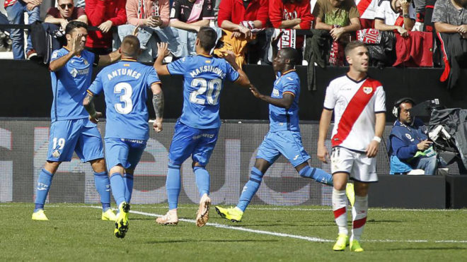 Los jugadores del Getafe celebran su segundo gol ante Embarba.