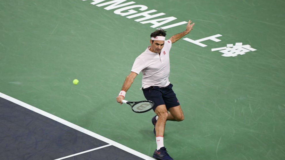 Roger Federer, en un partido con la muequera y raqueta en la mano...